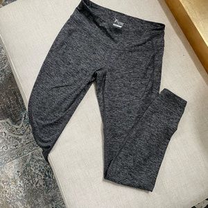 Old Navy Active Leggings in Grey size M